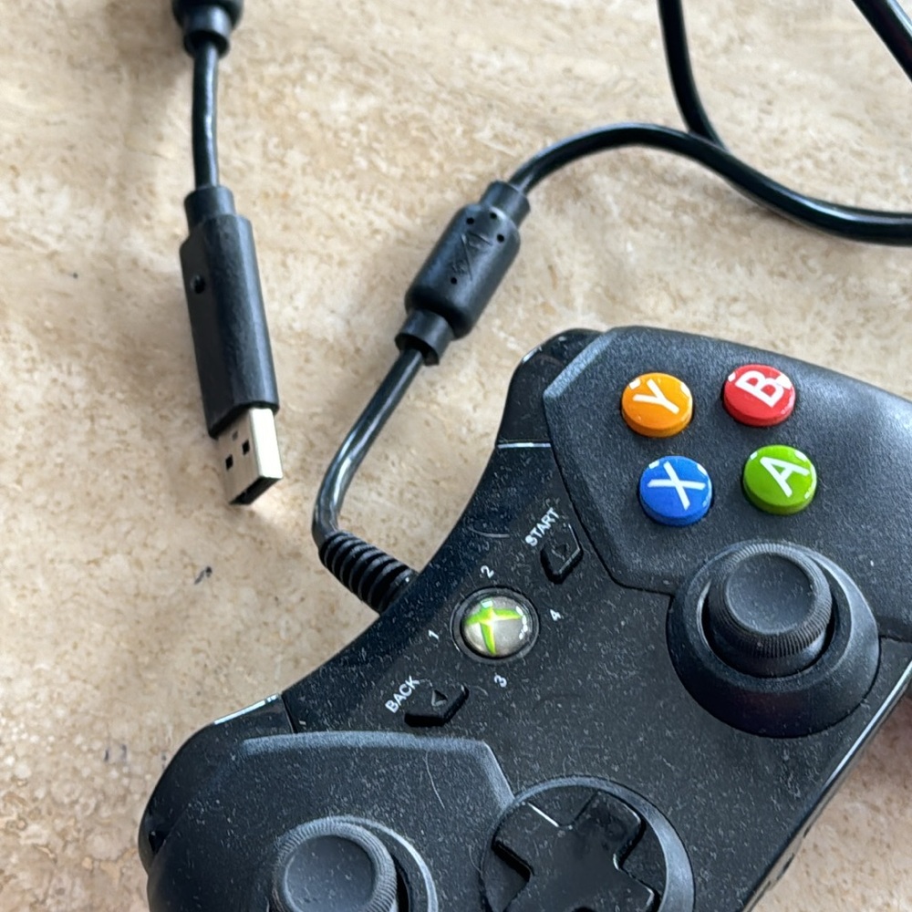 Xbox USB Plug In Controller - Picture 2 of 3